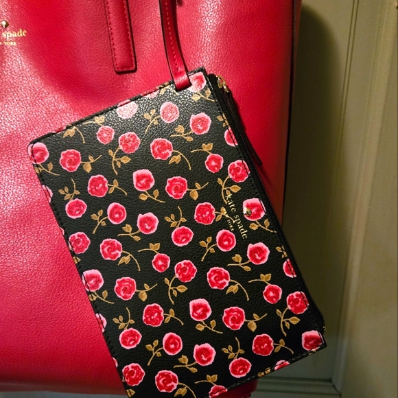 KATE SPADE NWOT  4PC BUNDLE RED FLORAL  REVERSIBLE TOTE BAG FREE WRISLET &WALLET - Picture 2 of 10